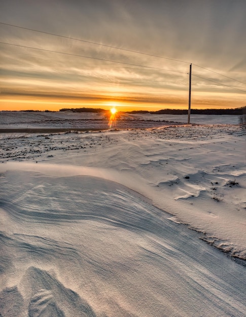 Il tramonto sul campo di neve Foto
