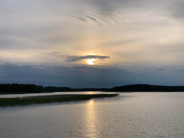 Il tramonto sul lago Saadjarv a Tartu vald Tartu maakond Estonia giugno 2021
