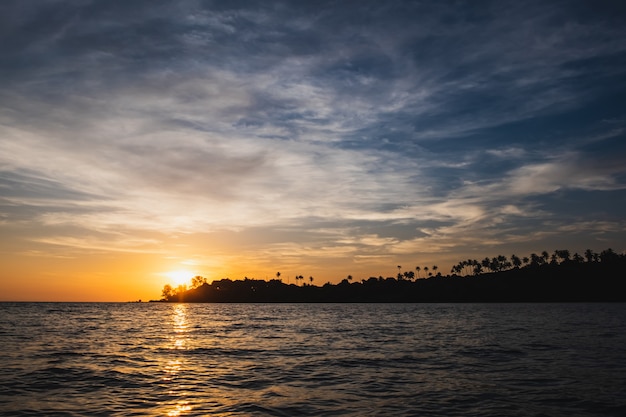 Il tramonto sull&#39;isola e il mare