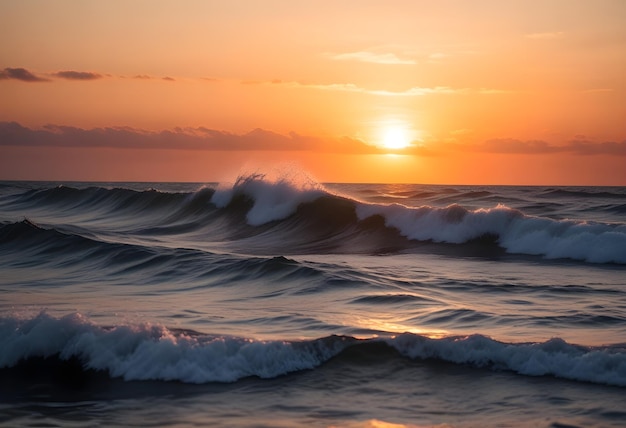 Il tramonto sull'oceano con le onde in primo piano