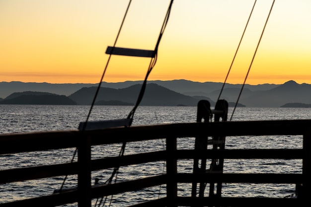 Il tramonto sulla grande isola di Angra dos Reis a Rio de Janeiro