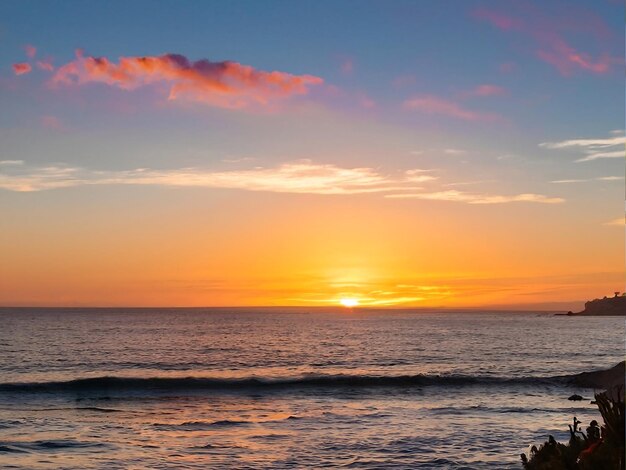 Il tramonto sulla spiaggia della contea di Orange