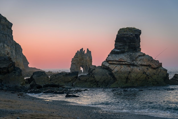 Il tramonto sulla spiaggia di Portizuelo vicino alla città di Luarca Asturie Spagna