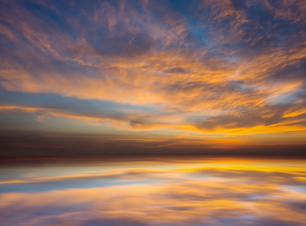 Il tramonto variopinto di sera con la nuvola nel cielo riflette sul mare. Il tramonto di Twilight è il tempo dopo il sole