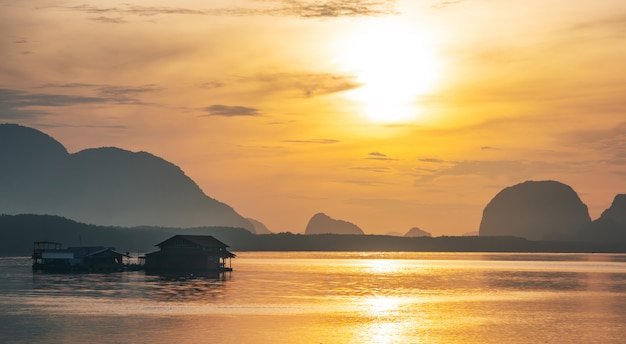 il tranquillo lago di campagna al mattino