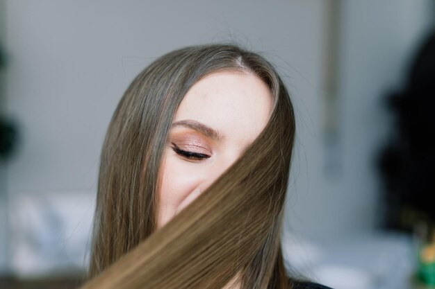 Il trattamento con olio per capelli per donna femminile si prende cura del suo asciugacapelli a pettine per capelli