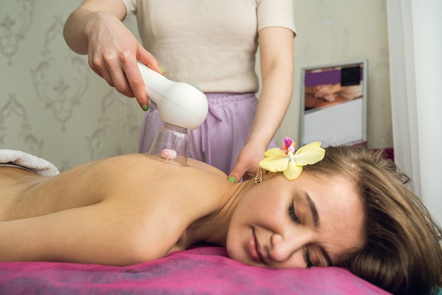 Il trattamento professionale effettua il massaggio della procedura medica con il dispositivo del vuoto