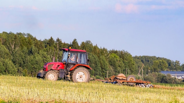 Il trattore lavora nel campo Arare la terra Agricoltura