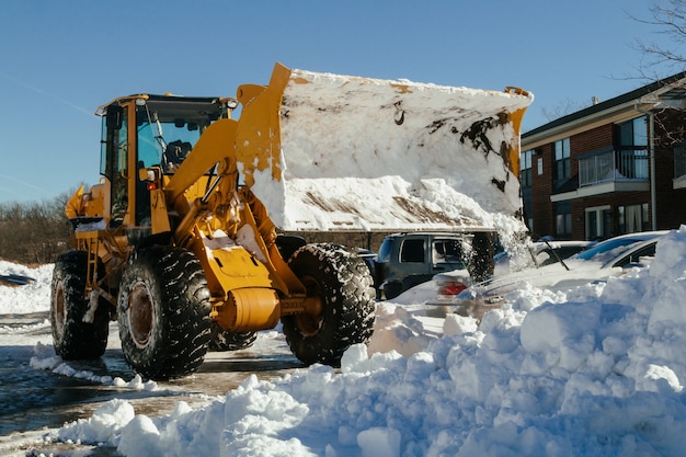 Il trattore meccanizzato per la rimozione della neve è parcheggiato su una strada cittadina dopo la stagione invernale delle nevicate