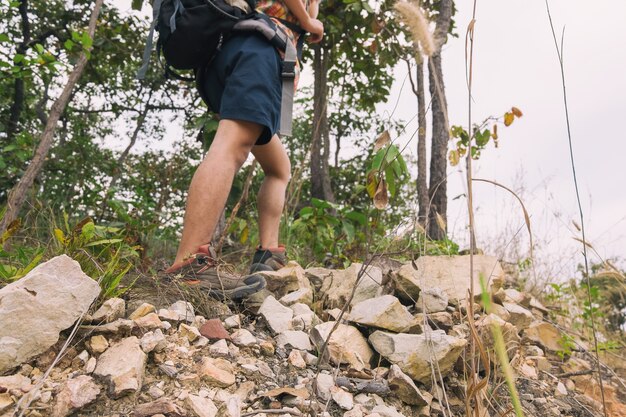 Il trekker del giovane gode di di viaggiare con lo zaino, concetto d&#39;escursione, concetto di viaggio