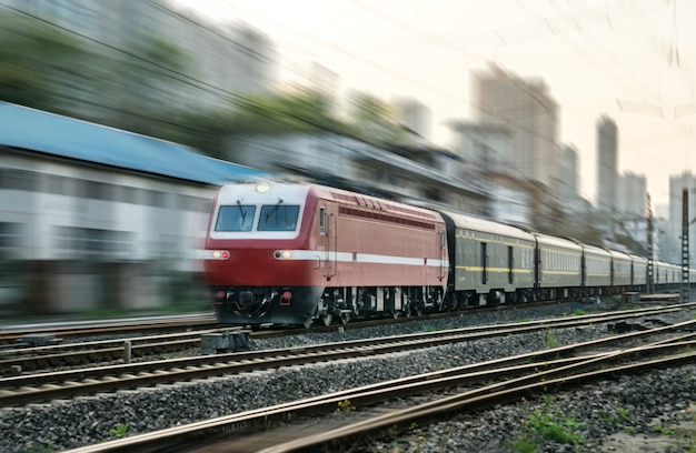 Il treno corre ad alta velocità sulla ferrovia