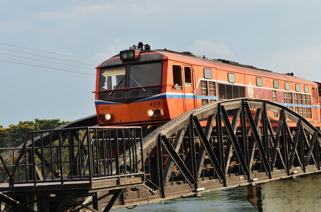 Il treno correva sul ponte sul fiume Kwai