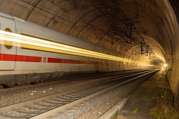 Il treno della Deutsche Bahn passa attraverso il tunnel