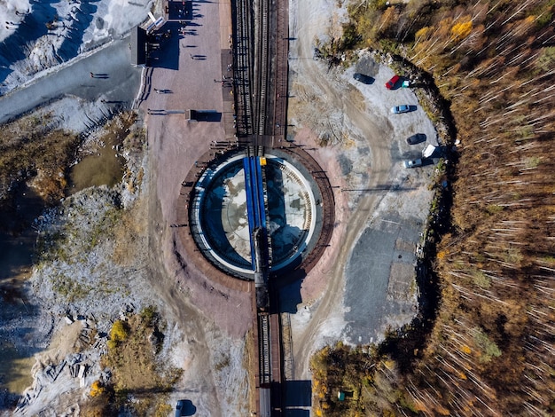 Il treno è circondato da un canyon del lago della foresta autunnale e da una cava dall'alto La vista del Ruskeala Park dal drone