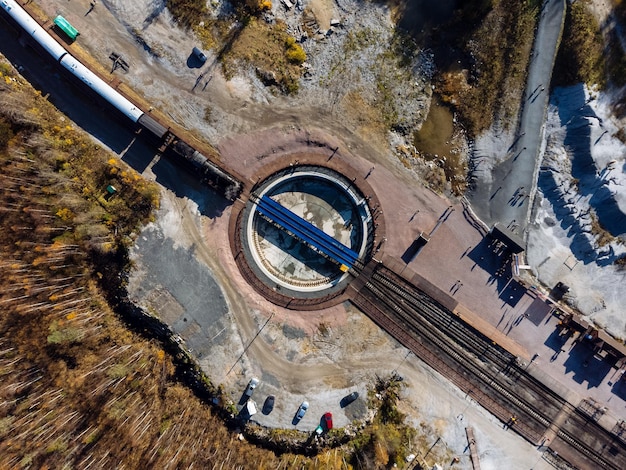 Il treno è circondato da un canyon del lago della foresta autunnale e da una cava dall'alto La vista del Ruskeala Park dal drone