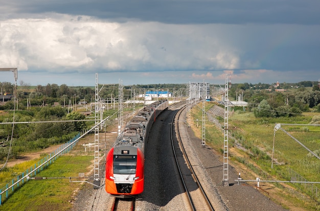 Il treno elettrico sta arrivando in pista