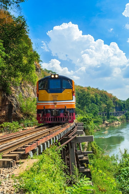 Il treno fa il pendolare attraverso la famosa ferrovia della morte a Kanchanaburi in Thailandia