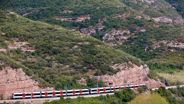 Il treno in montagna vicino all'Abbazia di Santa Maria de Montserrat