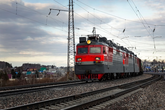 Il treno merci si muove velocemente attraverso la campagna Trasporto di merci su rotaia