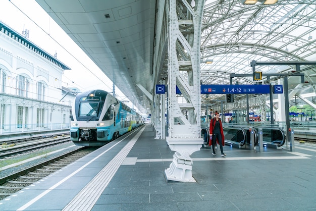 Il treno regionale si è fermato sul binario della stazione ferroviaria