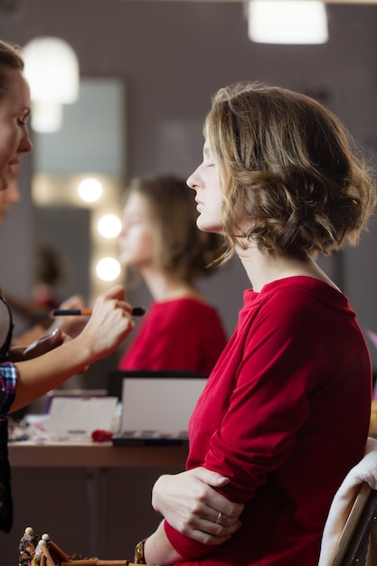 Il truccatore crea un bellissimo trucco per la modella