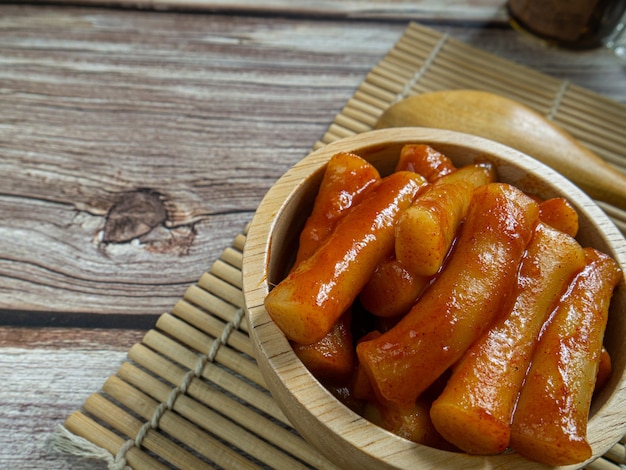 Il Tteokbokki o la torta di riso calda e piccante Corea cibo vista dall'alto immagine.