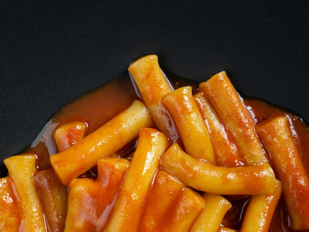 Il Tteokbokki o la torta di riso calda e piccante Corea cibo vista dall'alto immagine.