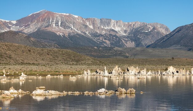 Il tufo domina la formazione rocciosa nel lago mono