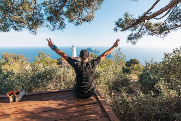 Il turista alzò le mani raggiungendo il sentiero per il faro Veduta del faro Helidonia dal Sentiero Licio Panorami del Mar Mediterraneo