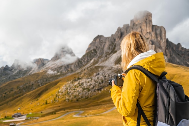 Il turista biondo cattura momenti di nebbiose montagne alpine