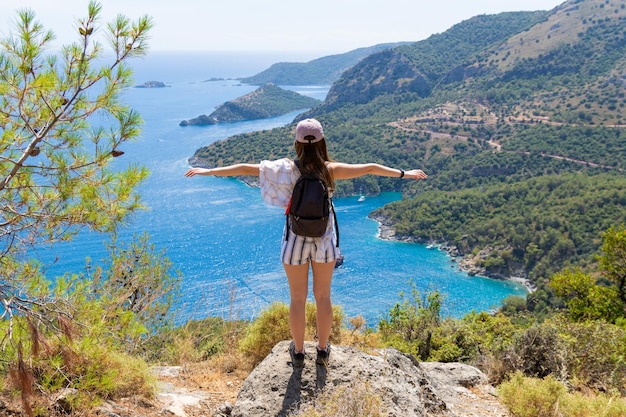 Il turista della donna gode della vista del mare Mediterraneo sopra la cima della montagna Oludeniz Turchia