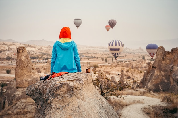 Il turista incontra l'alba in Cappadocia con l'aerostato in cielo