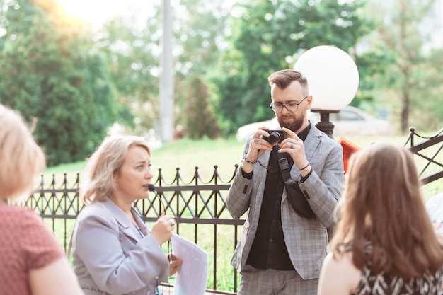 Il turista maschio sta visualizzando una foto sulla sua macchina fotografica