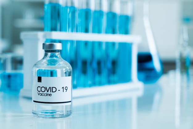 Il vaccino Covid-19 in laboratorio sullo sfondo è un laboratorio scientifico basato sul concetto di Coronavirus 2019.