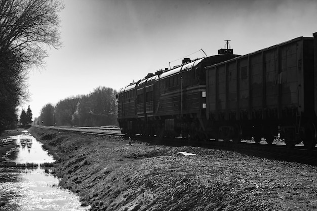 Il vagone del treno viaggia su binari in bianco e nero