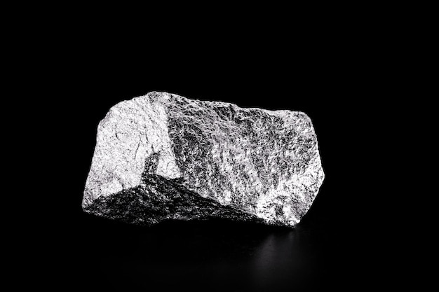 Il vanadio è una lega metallica di metallo di transizione isolata che può essere trovata in diverse fonti naturali come rocce fosfatiche e petrolio greggio