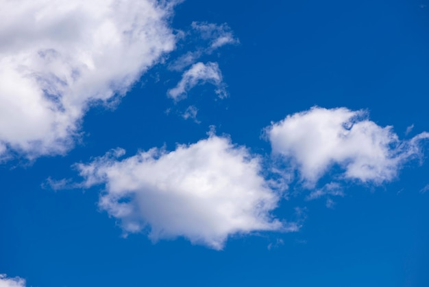 Il vasto cielo azzurro e il cielo delle nuvole.