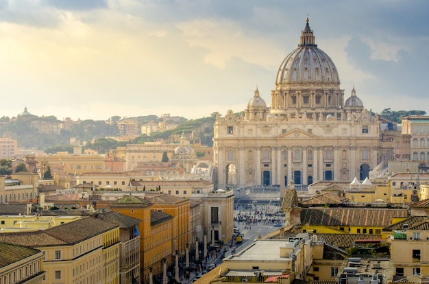 Il Vaticano dall&#39;antenna con il sole rays nel tramonto, Roma, Italia