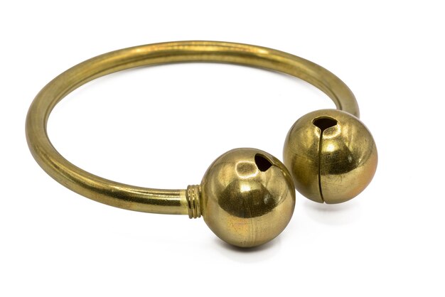 Il vecchio braccialetto di gioielli in ottone isolato su uno sfondo bianco