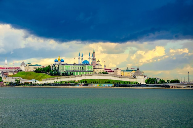 Il vecchio Cremlino a Kazan vicino al fiume.