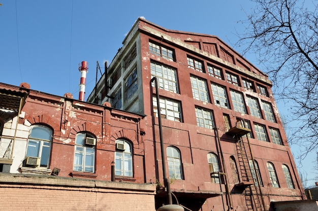 Il vecchio edificio industriale da un mattone nella città di Astrakhan