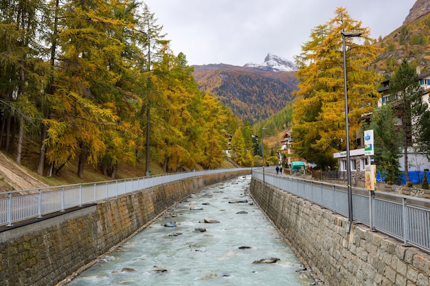 Il vecchio edificio sulla via Zermatt Bahnhofstrasse in autunno. , Zermatt è un famoso villaggio naturale in Svizzera.