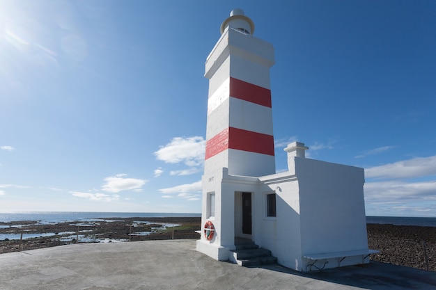 Il vecchio faro di Gardur nella penisola di Reykjanes in Islanda. Punto di riferimento dell'Islanda