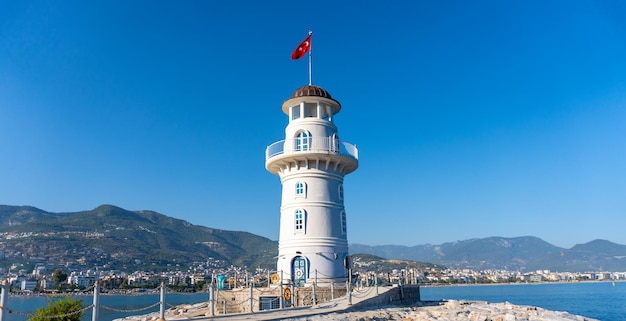 Il vecchio faro nel porto della città turca di Alanya