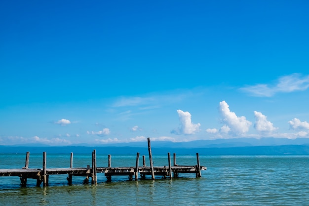 Il vecchio molo di legno sul mare con cielo blu