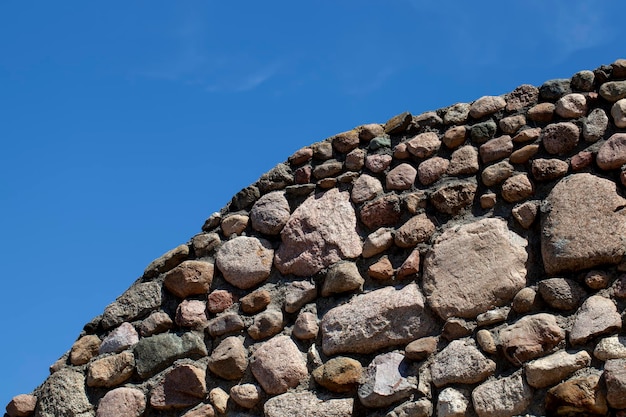 Il vecchio muro dell'edificio è fatto di pietre e ciottoli