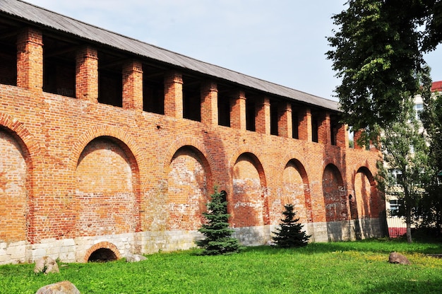 Il vecchio muro di mattoni del Cremlino di Smolensk. Frammento di muro con passaggio in mattoni rossi. Smolensk, Russia.