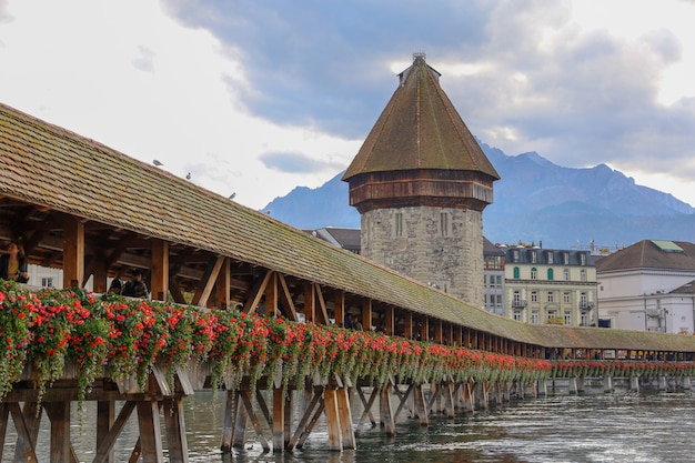 Il vecchio ponte della cappella in legno è famoso e bellissimo punto di riferimento a Lucerna, in Svizzera