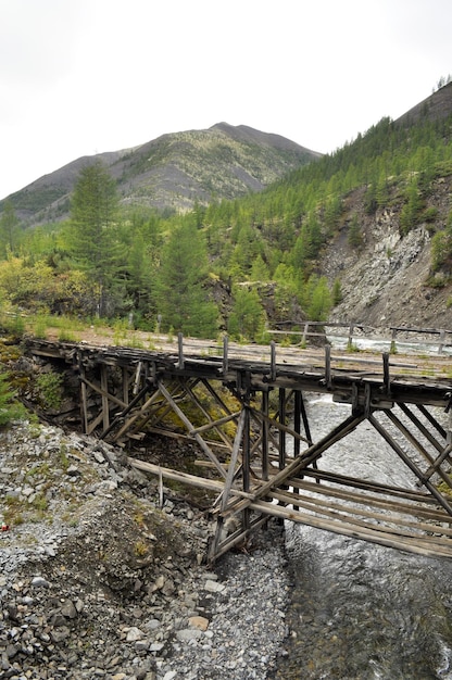 Il vecchio ponte in montagna