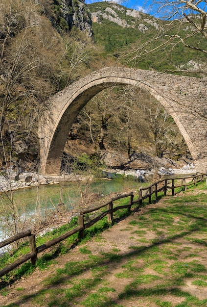 Il vecchio ponte vicino alla cascata di Paleokaria Trikala Grecia